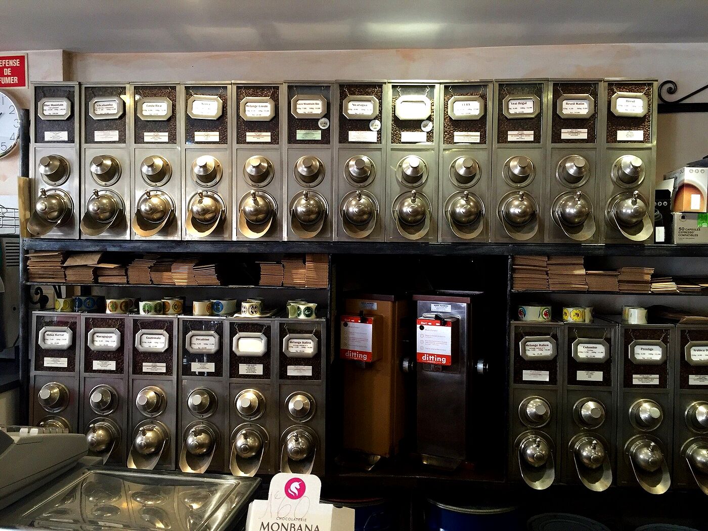 Les distributeurs à grains d'époque et leurs étiquettes, au-dessus des moulins