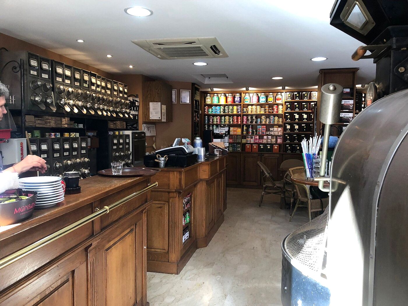 Le comptoir de chêne, les distributeurs à grains et le torréfacteur