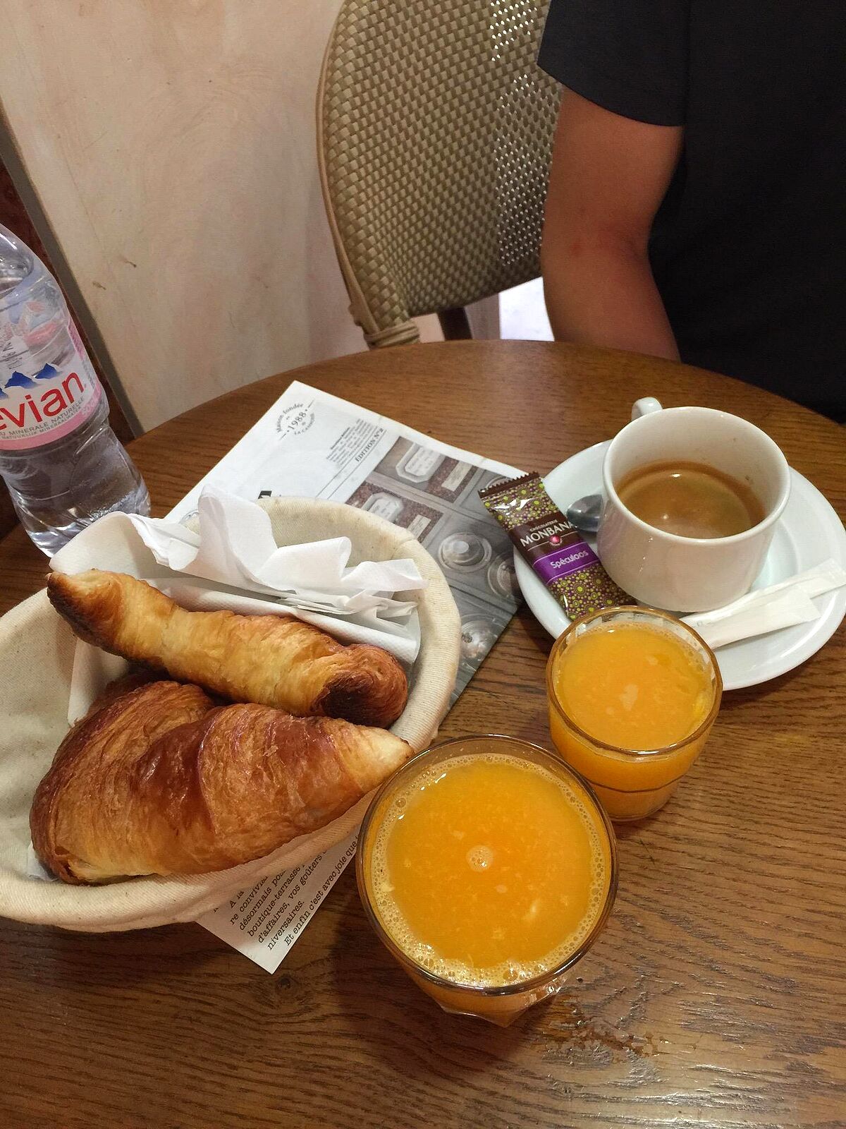Panière de viennoiseries, espresso et oranges pressées