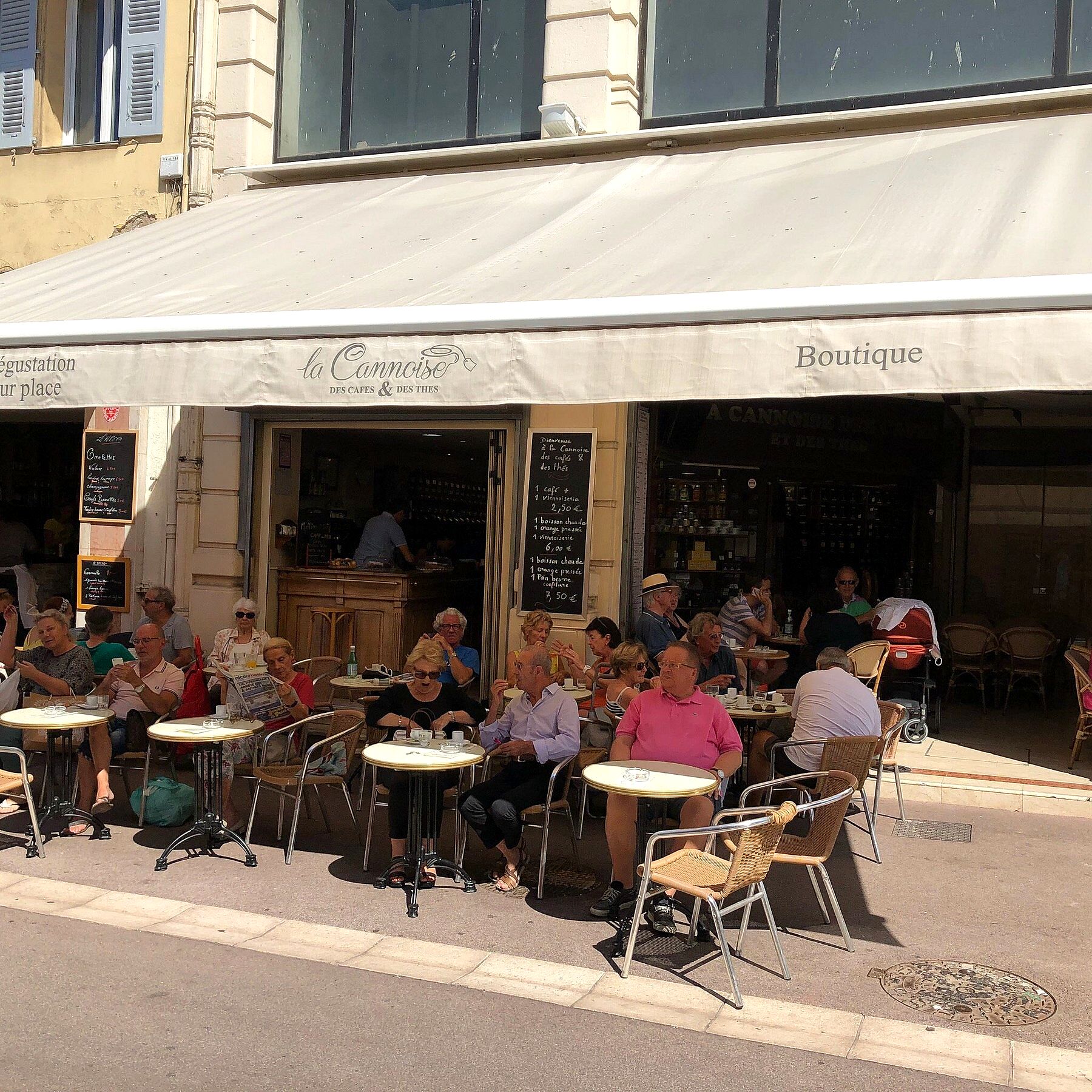 La terrasse de La Cannoise sous son auvent écru, rue du Marché Forville à Cannes
