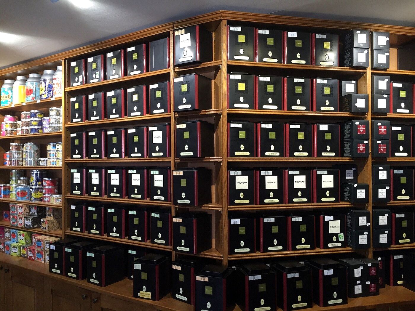 Le mur de boîtes noires Dammann Frères, numérotées et étiquetées