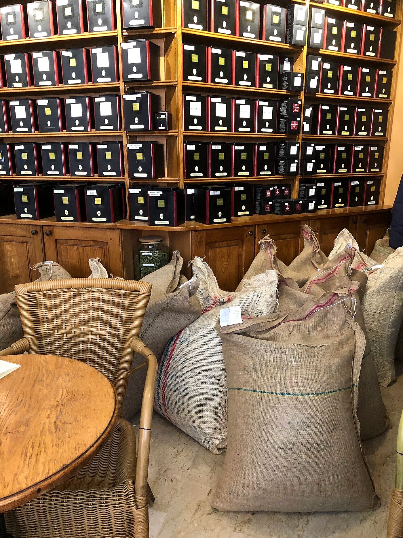 Sacs de jute de café vert au pied du mur de thés Dammann Frères