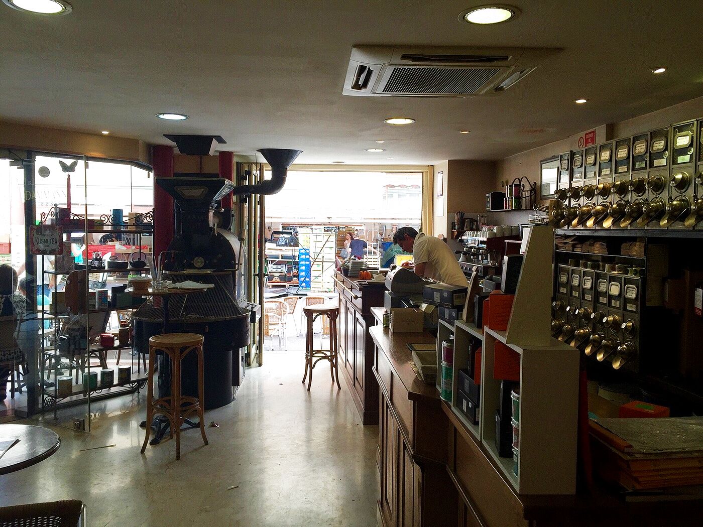 Le torréfacteur à tambour dans la boutique, ouverte sur le marché Forville